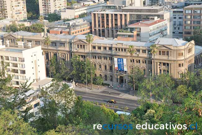 Exterior Pontificia Universidad Católica de Chile (PUC)